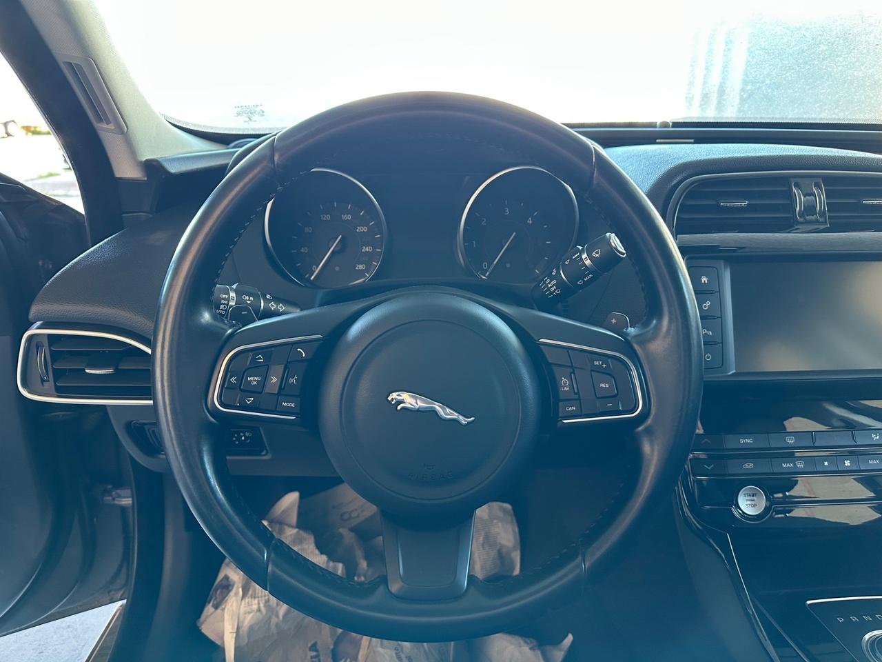 Jaguar XE 2.0 D Turbo Pure