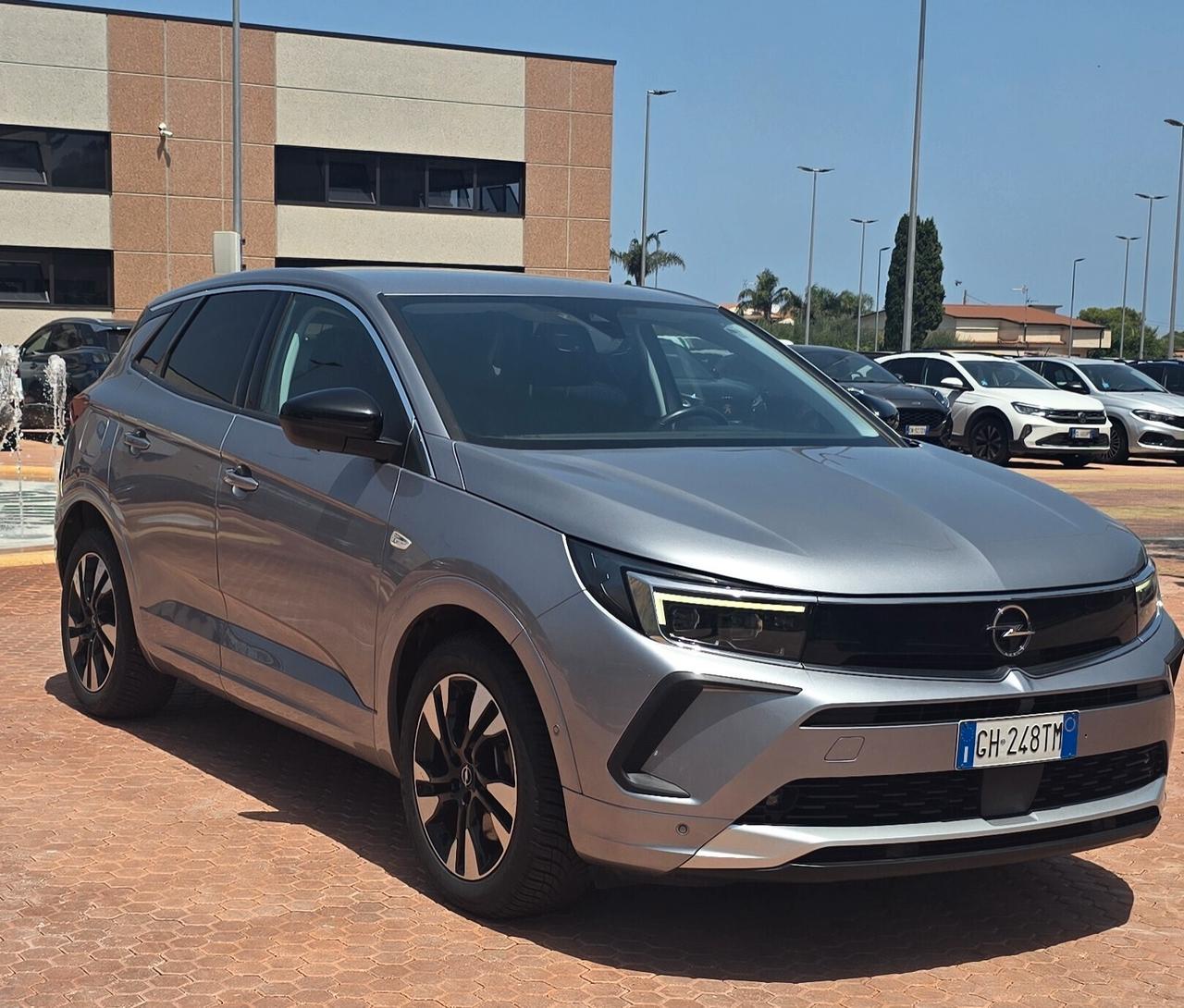 Opel Grandland 1.6 PHEV 224 CV Plug-In Hybrid Business Elegance – Efficienza e Comfort Premium