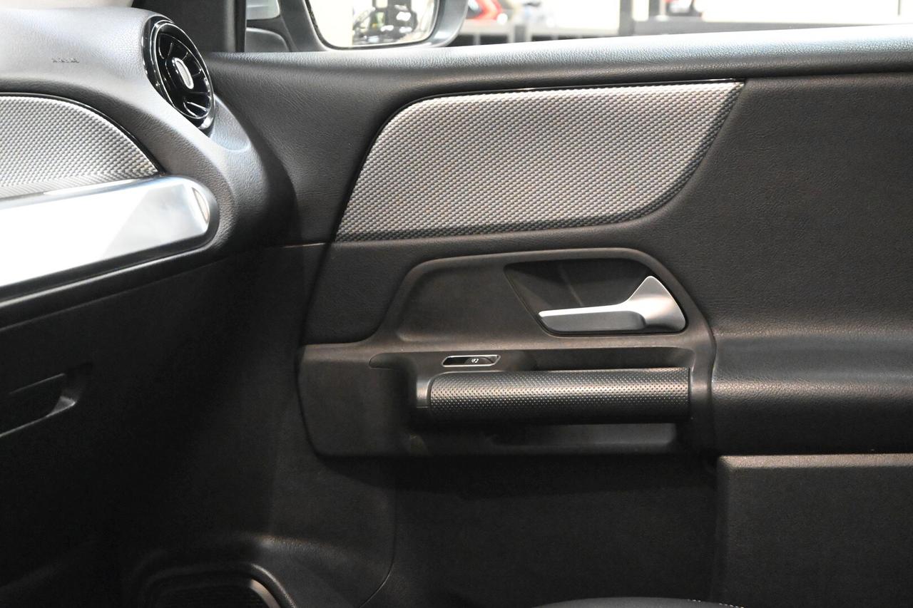 MERCEDES GLB (X247) GLB 200 d Automati...