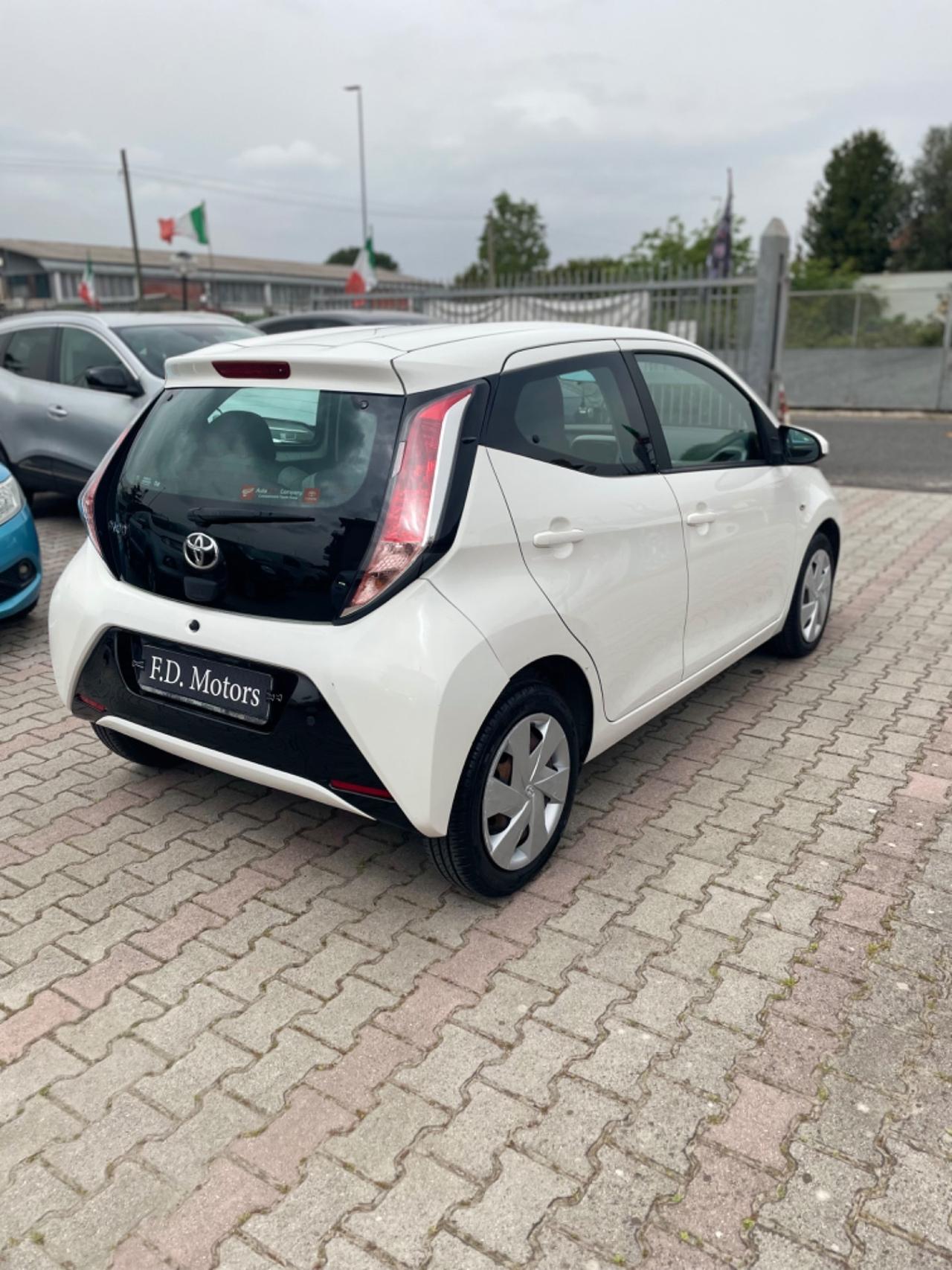 Toyota Aygo 1.0 VVT-i 69 CV 5 porte x-play TSS