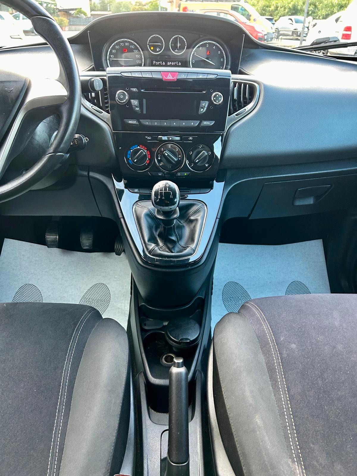 Lancia Ypsilon 1.2 69 CV 5 porte S&S Platinum - OK NEOPATENTATI