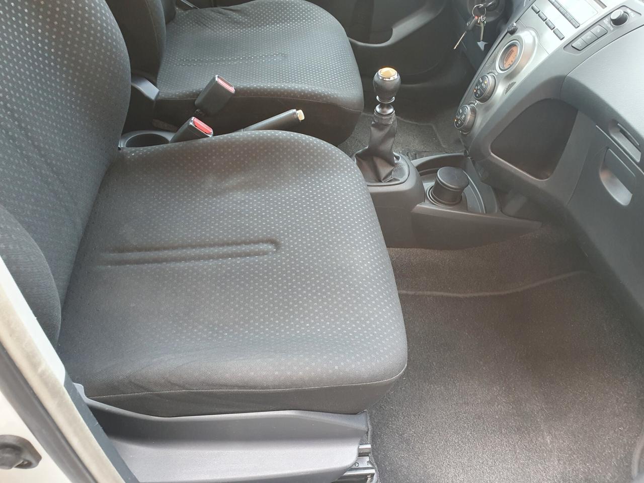 Toyota Yaris 1.3 5 porte Sol benzina anno 2011 km 135000
