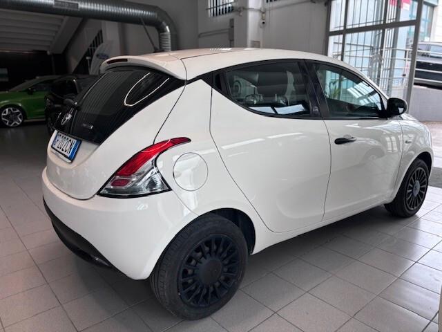 Lancia Ypsilon 1.0 FireFly 5 porte S&S Hybrid Ecochic Silver