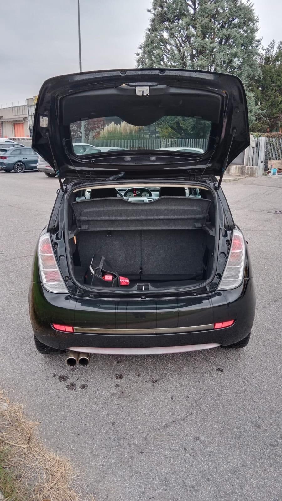 Lancia Ypsilon 1.4 16V Sport MomoDesign