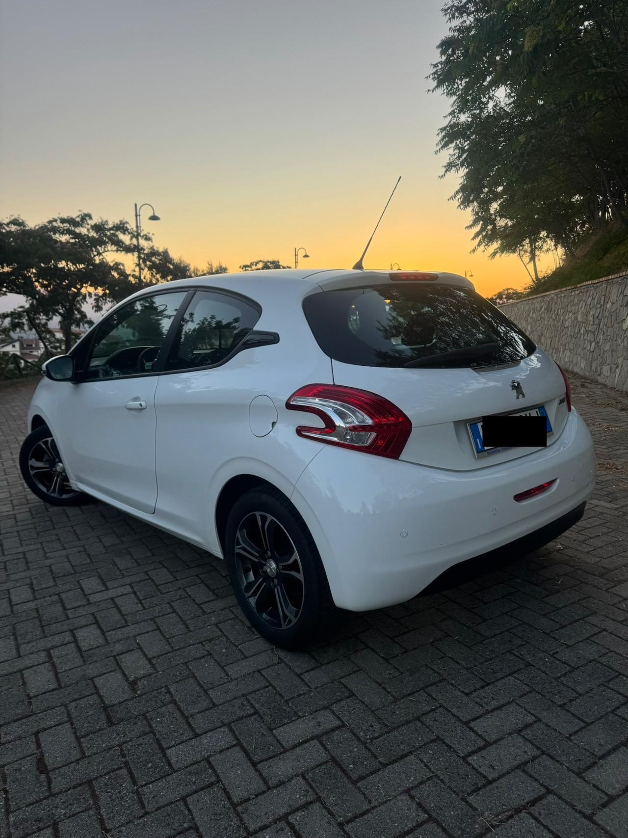 Peugeot 208 1.4 HDi 68Cv 3Porte *ALLURE* 2014