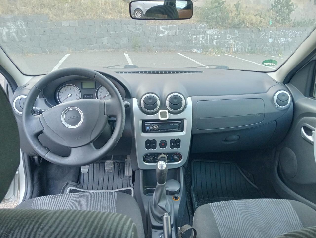 Dacia Logan pianale ribassato trasporto disabili