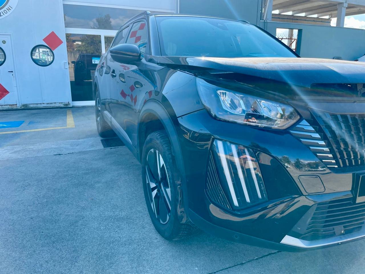 Peugeot 2008 PureTech 100 S&S Allure 2023 **VEICOLO SINISTRATO***VA IN MOTO