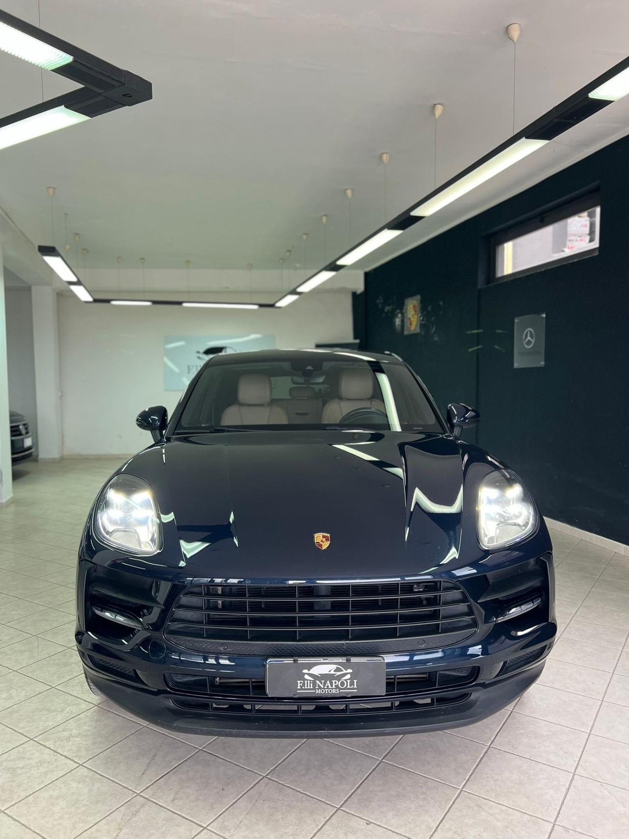 Porsche Macan 2.0 Iva esposta
