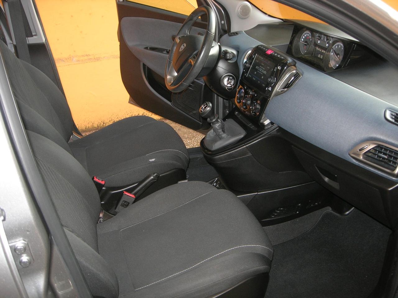 Lancia Ypsilon 1.0 FireFly 5 porte S&S Hybrid Gold