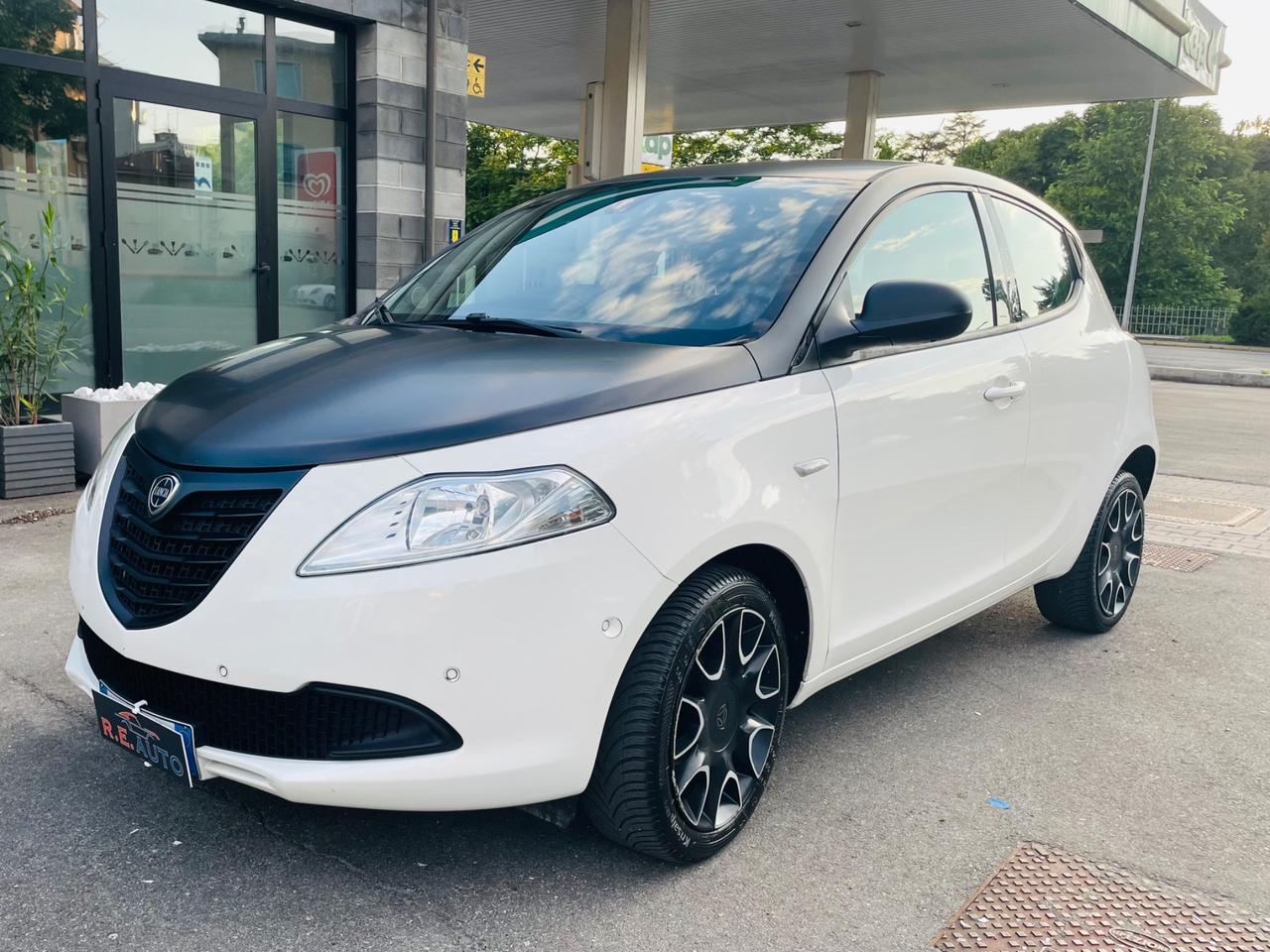 Lancia Ypsilon S 1.2 GPL momo design