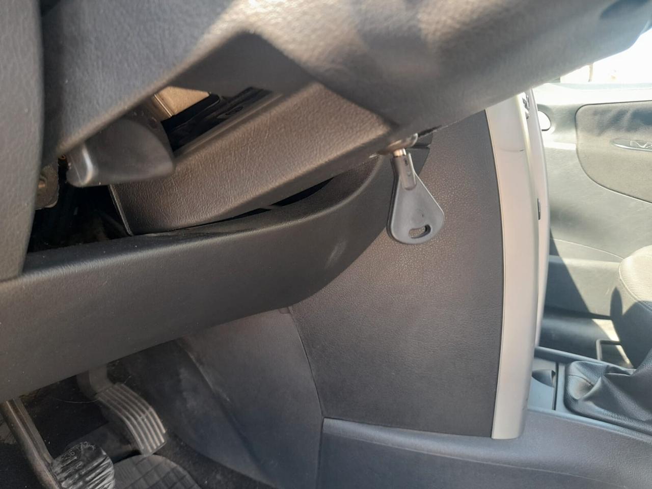 Peugeot 207 1.4cc gpl 12 mesi garanzia-2013