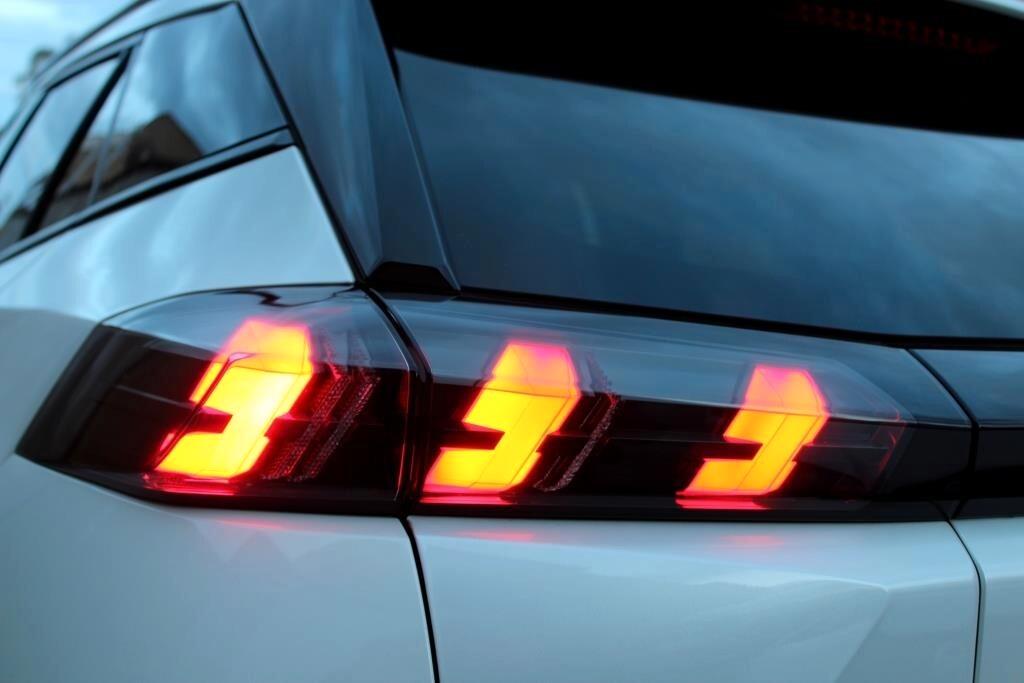 PEUGEOT 2008 1.5 BlueHDi 110 CV Allure *LED