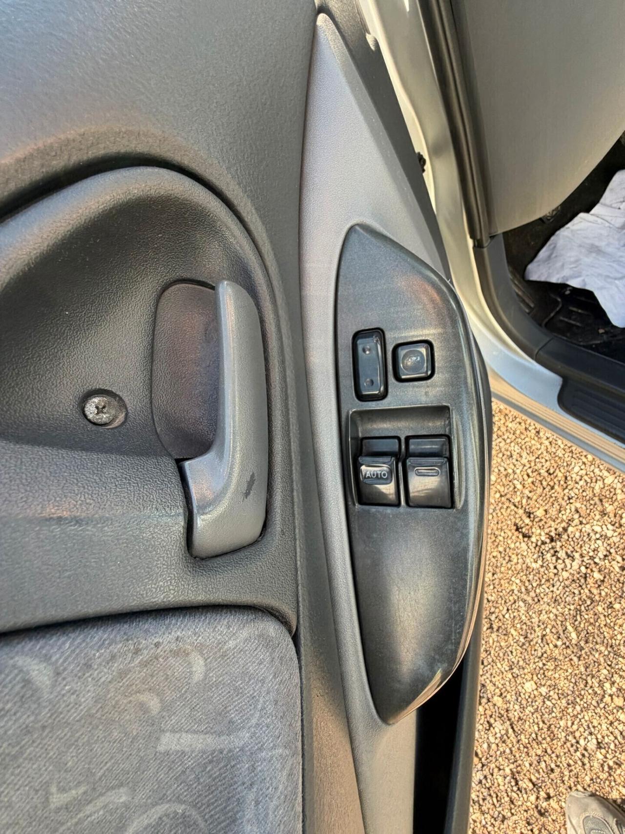 Toyota Yaris 1.0i 16V cat 5 porte Sol