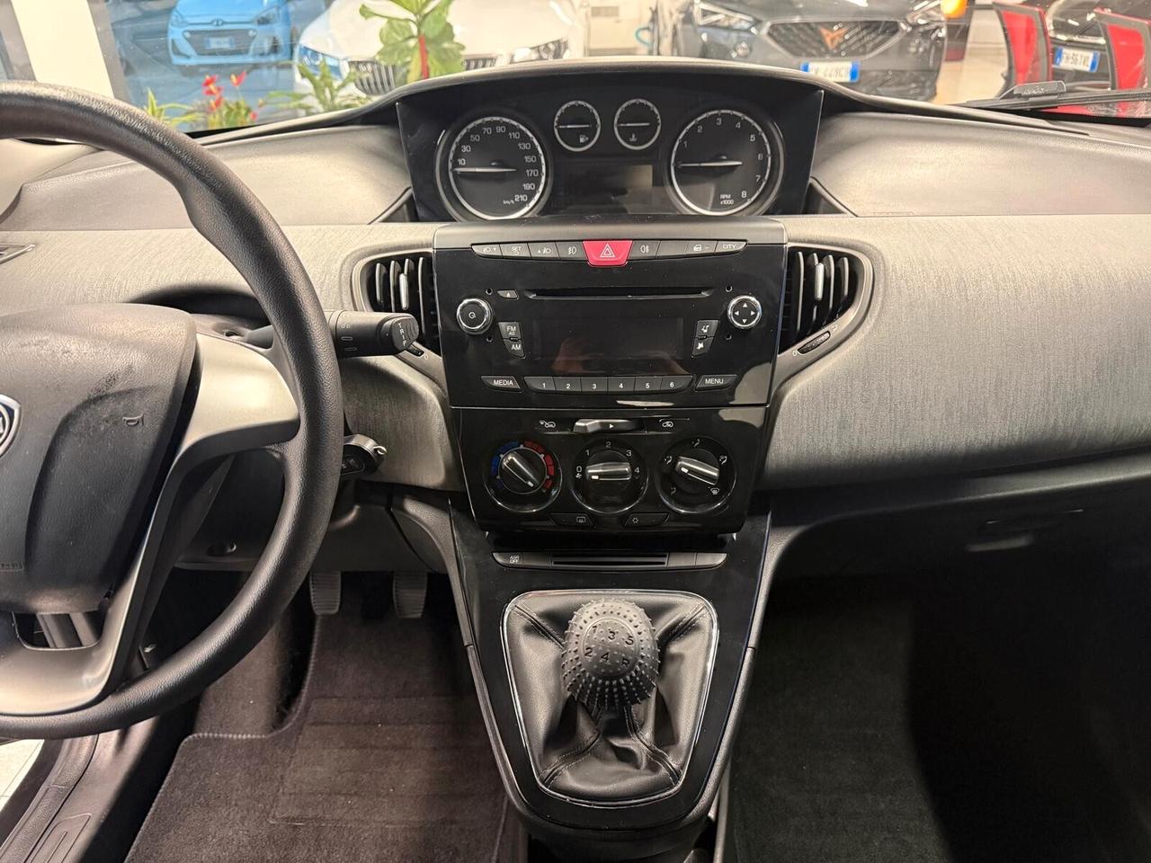 Lancia Ypsilon 1.2 benzina Neopatentati