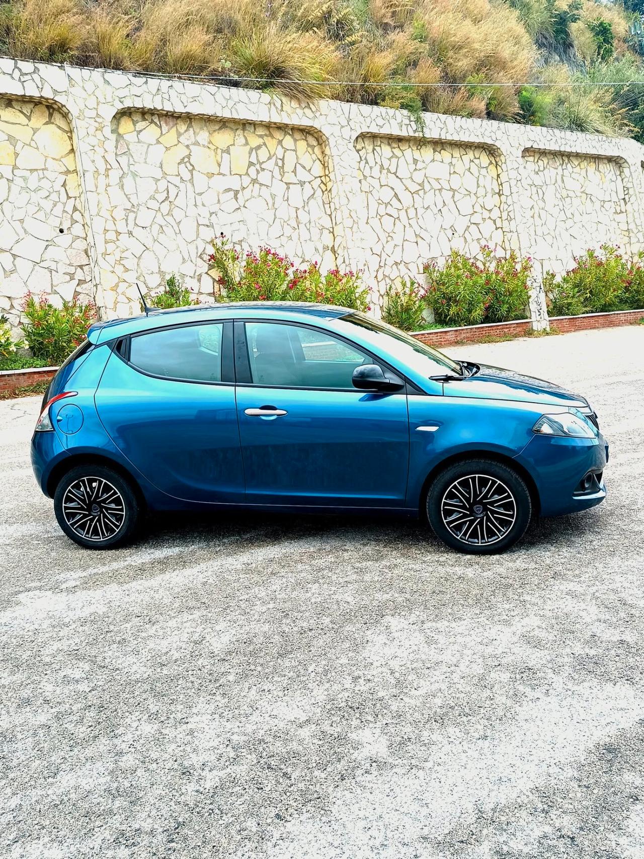 Lancia Ypsilon 1.0 FireFly 5 porte S&S Hybrid Gold
