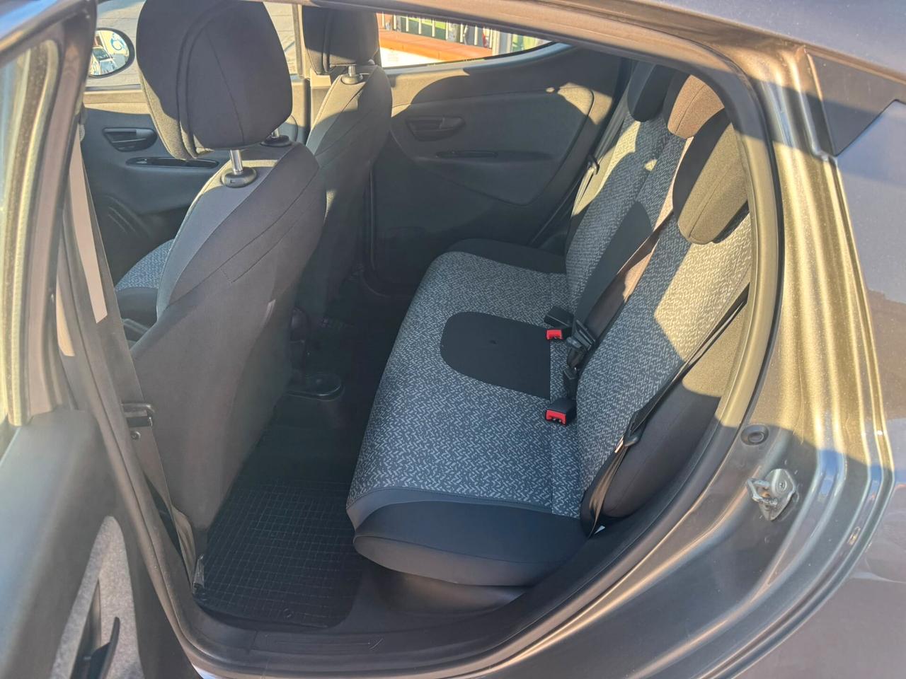 Lancia Ypsilon 1.0 FireFly Hybrid Silver