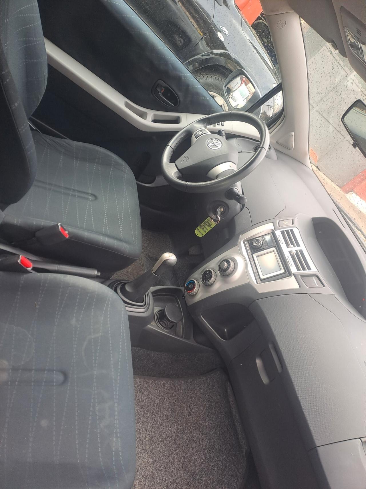 Toyota Yaris 1.0 5 porte