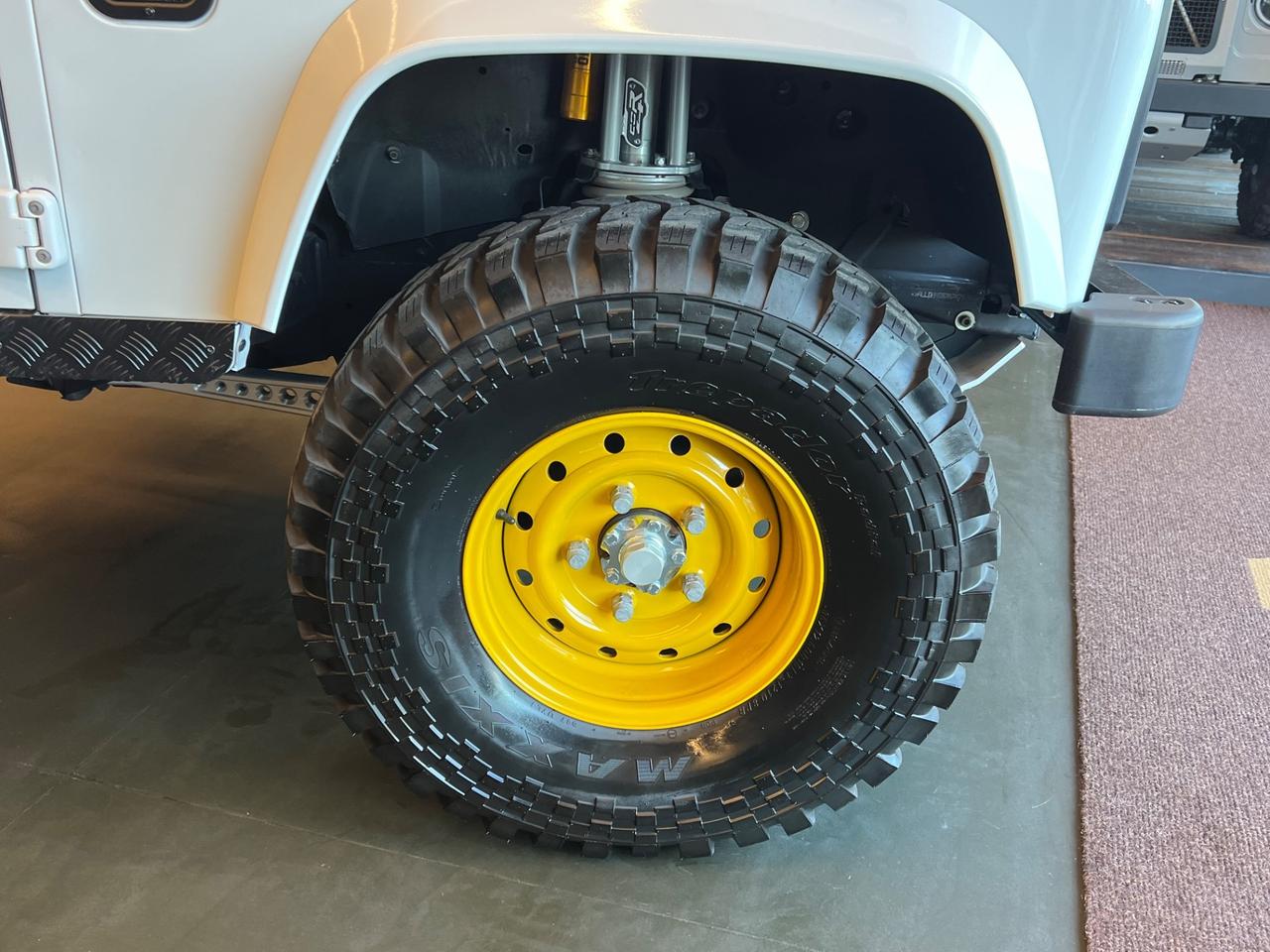 Land Rover Defender 110 2.4 TD4 High Capacity Pick Up E "The world's style"