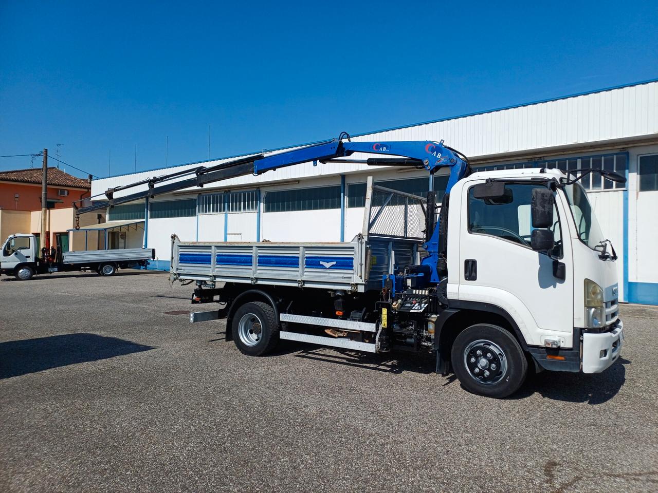 ISUZU 110 CON GRU PM 8024 E CASSONE RIBALTABILE