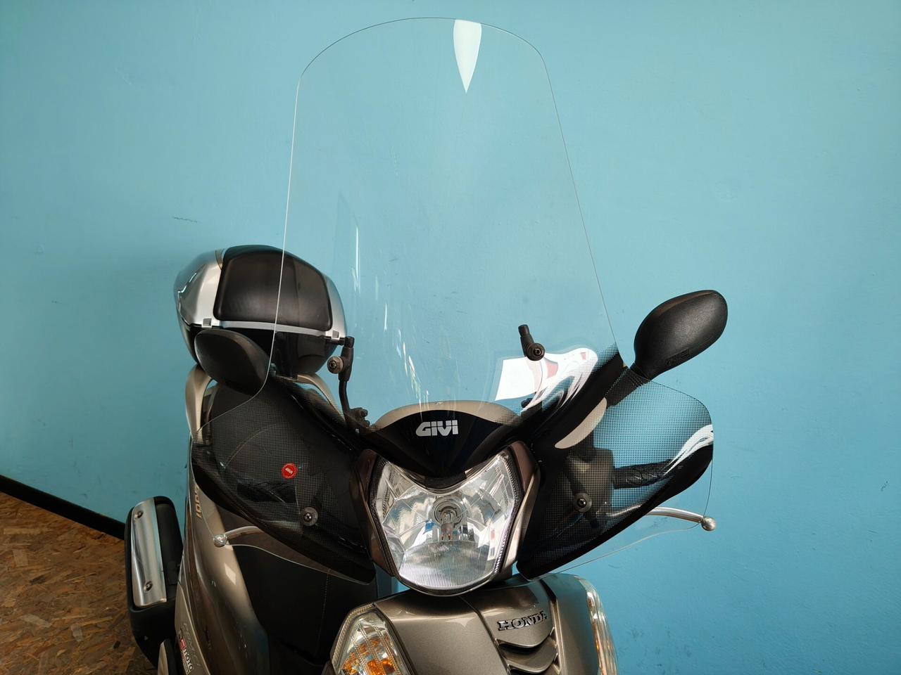Honda SH 300 con parabrezza alto e bauletto