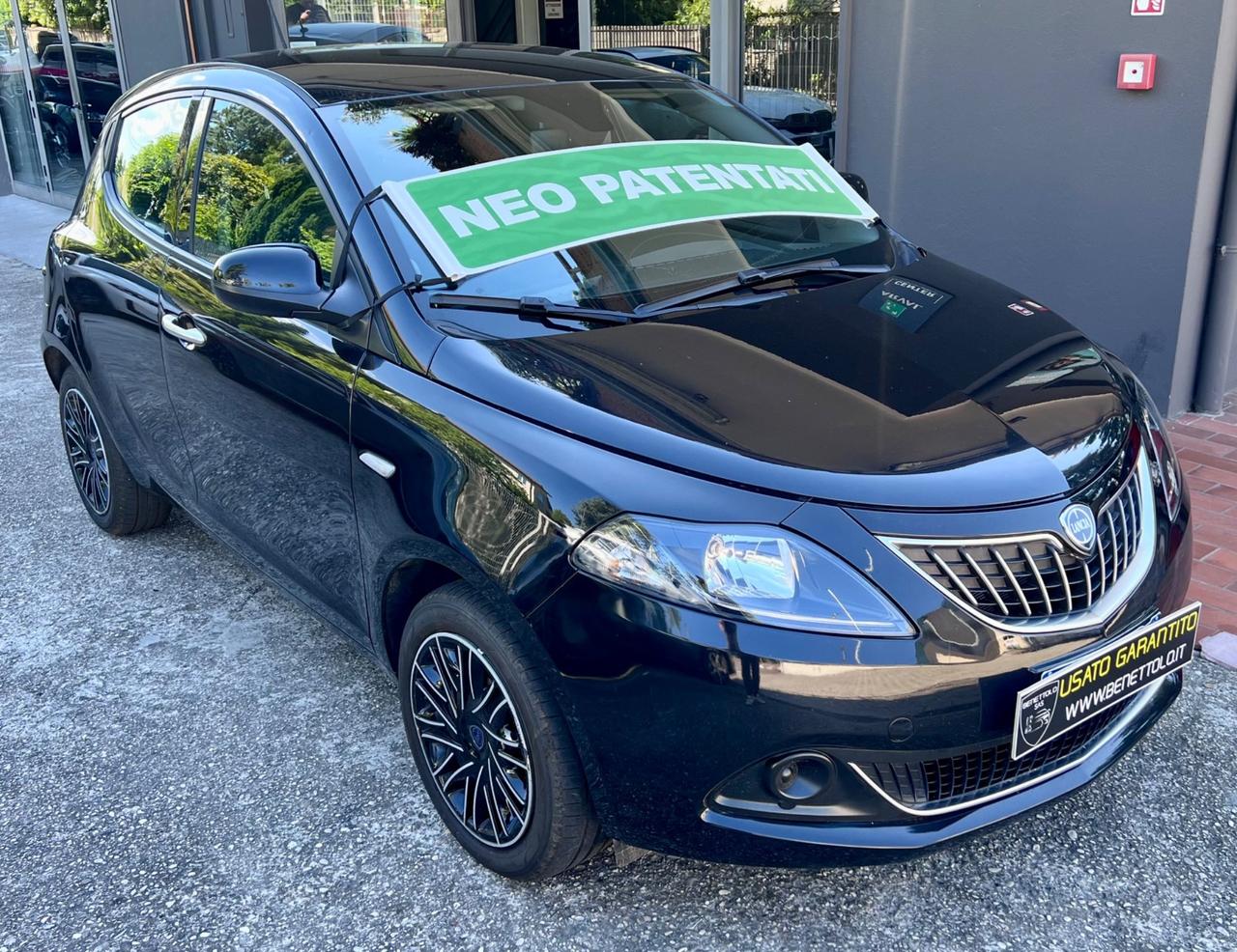Lancia Ypsilon 1.0 FireFly 5 porte S&S Hybrid Ecochic Silver