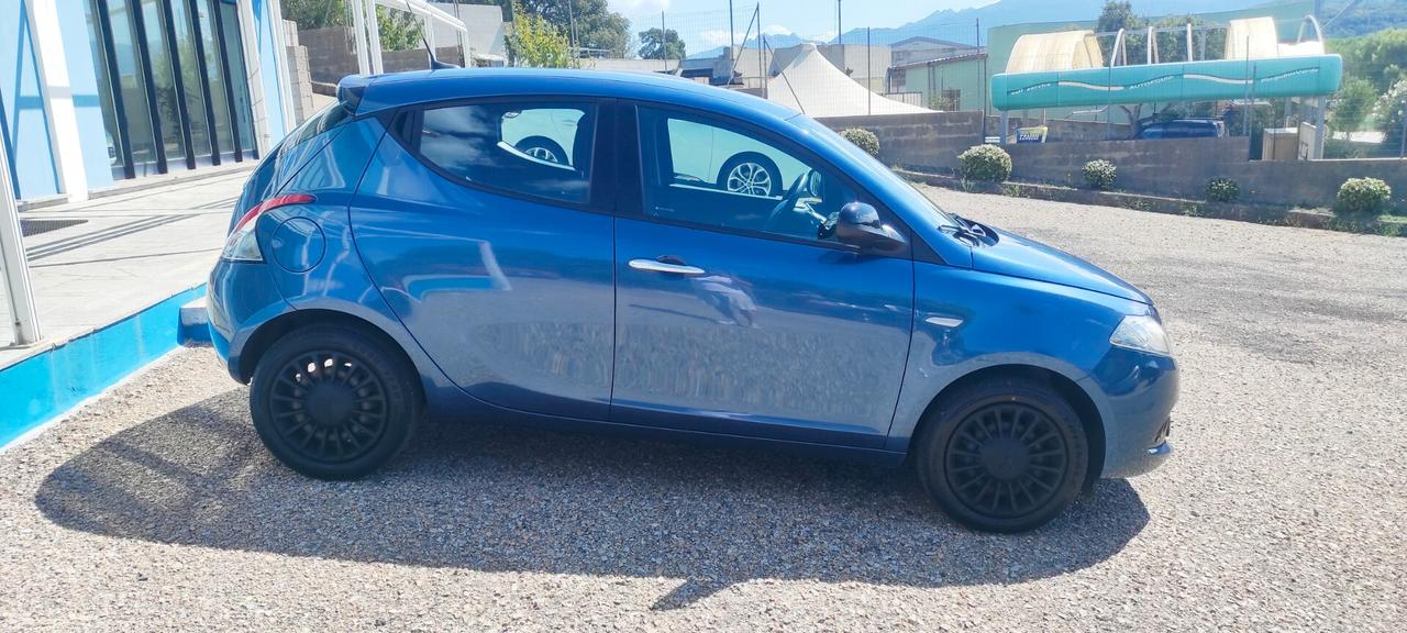 Lancia Ypsilon 1.0 FireFly 5 porte S&S Hybrid Silver
