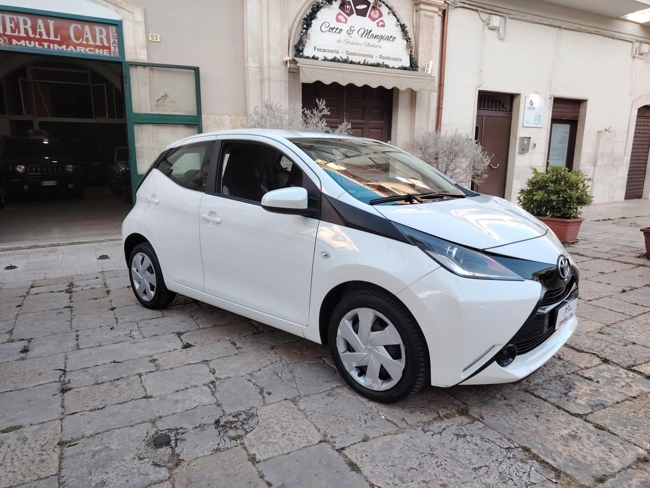 Toyota Aygo 1.0 VVT-i 69 CV 5 porte x-play TSS