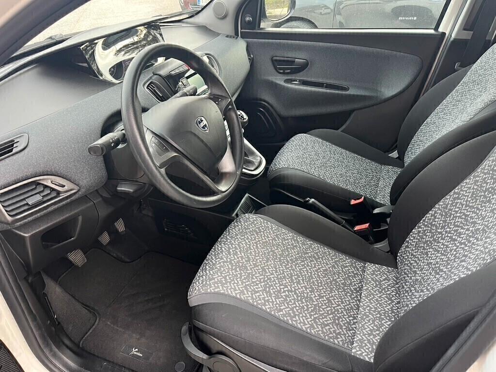 Lancia Ypsilon 1.2 69 CV 5 porte S&S Black and Noir