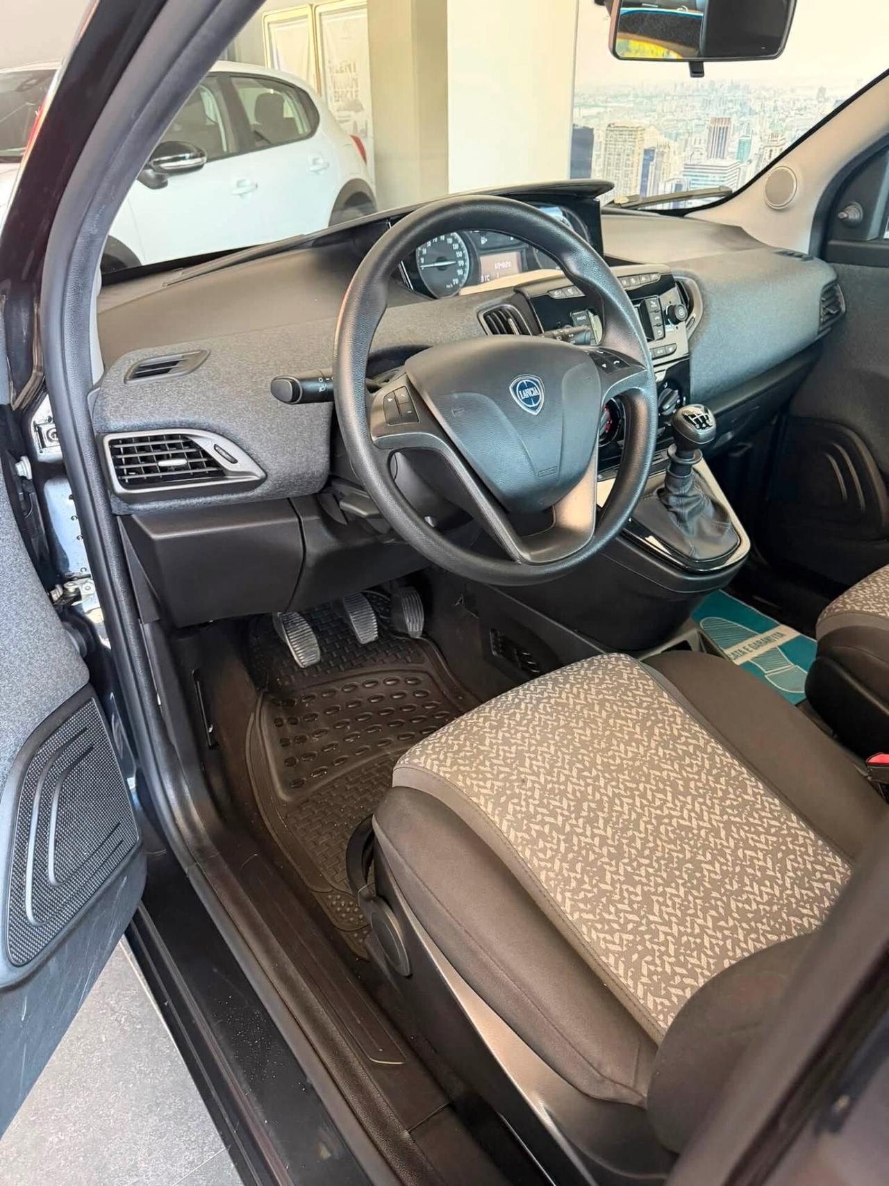 Lancia Ypsilon 1.0 FireFly 5 porte S&S Hybrid Silver