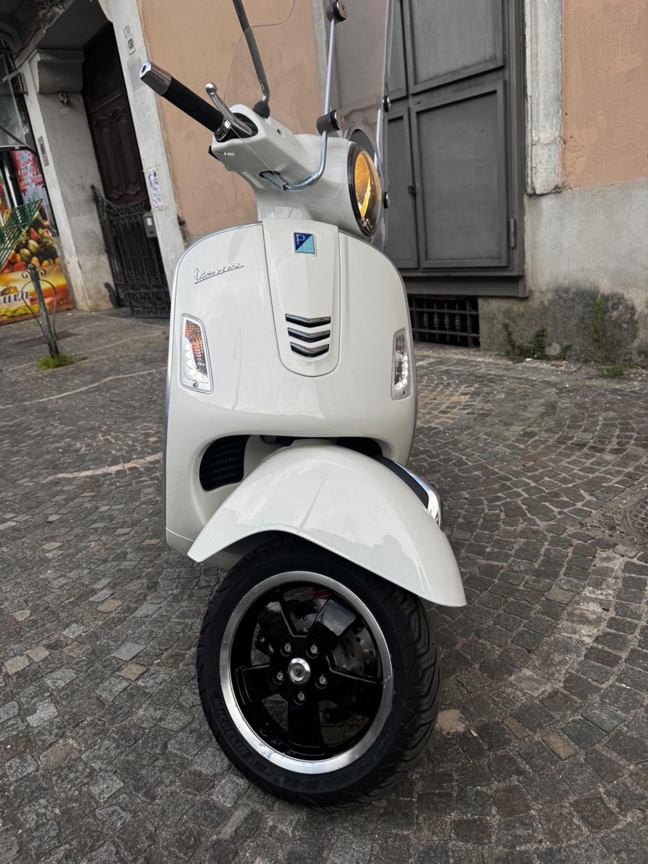Piaggio Vespa 300 GTS Sport