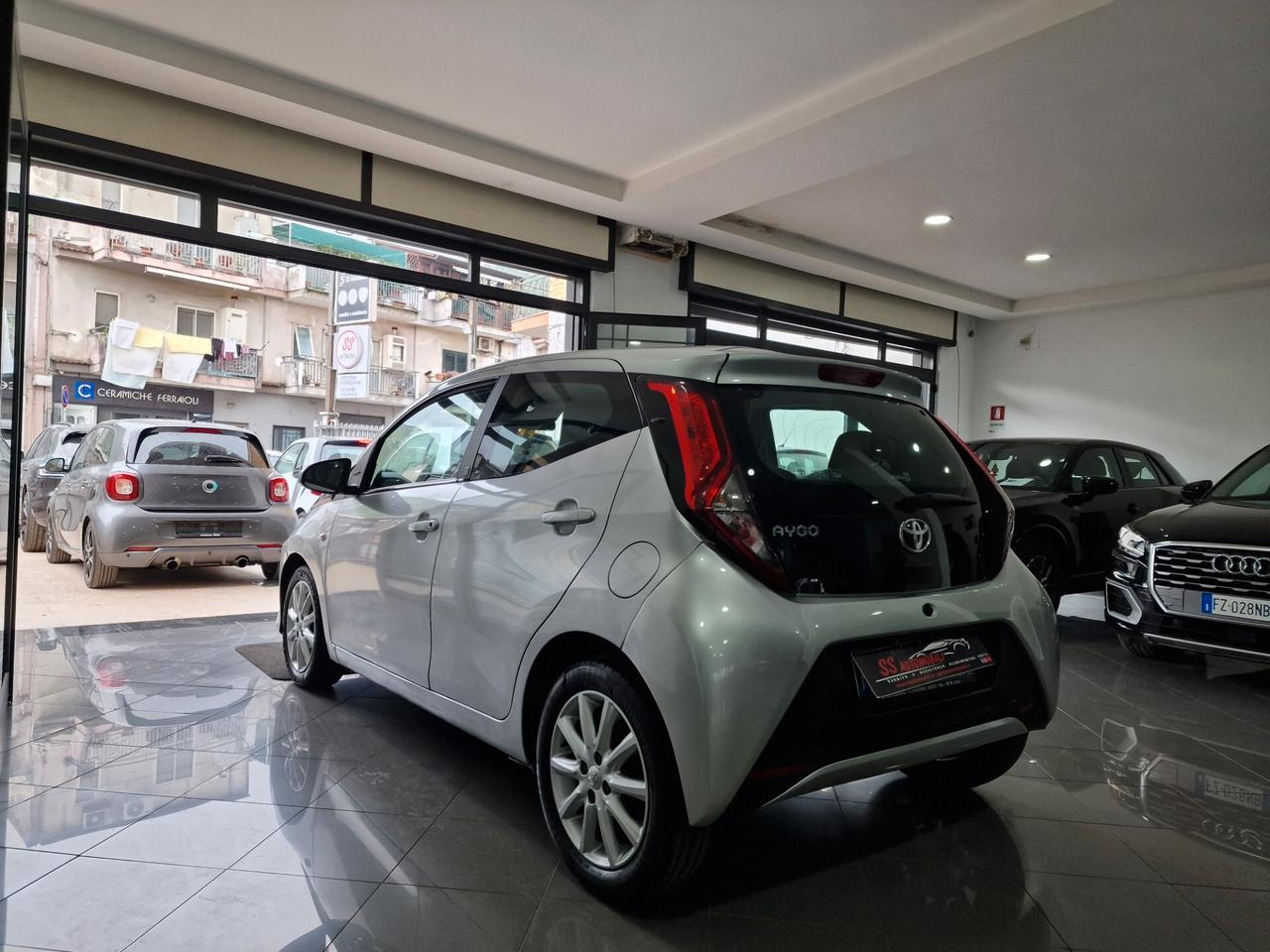Toyota Aygo 1.0 VVT-i 72 CV 5 porte x-play MMT