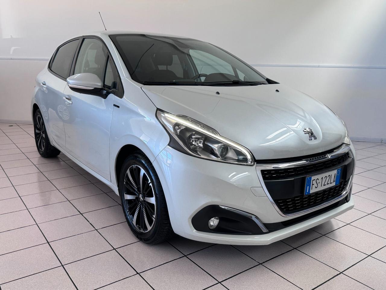 Peugeot 208 1.2 BENZINA 5 PORTE Signature