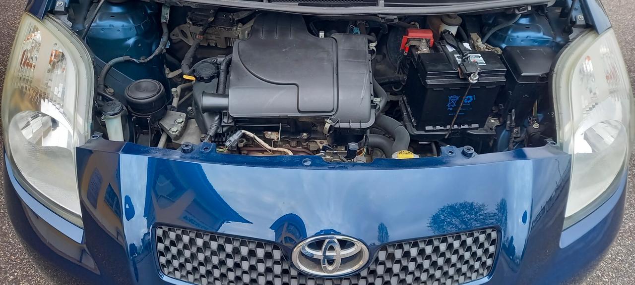 Toyota Yaris cc. 1.000 Benzina 5 Porte 5 Posti Utilizzabile Anche per i Neopatentati.