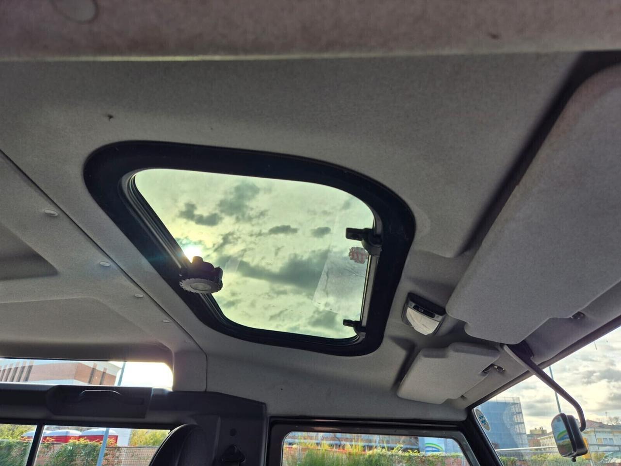 Land Rover Defender 90 2.4 TD4 Station Wagon S