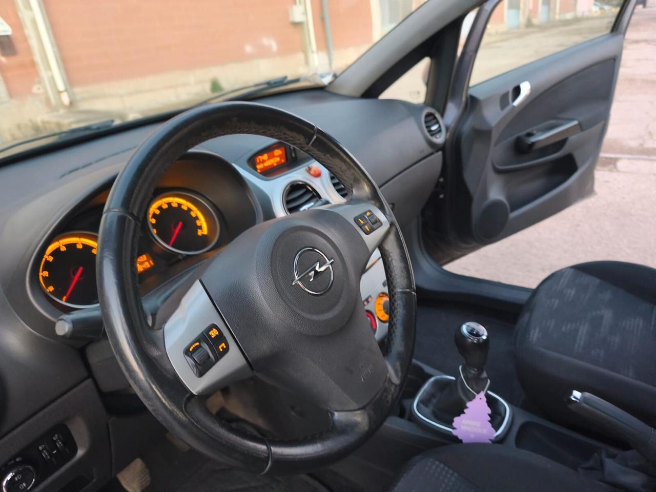 Opel Corsa 2011----1.2 Benzina Neopatentati