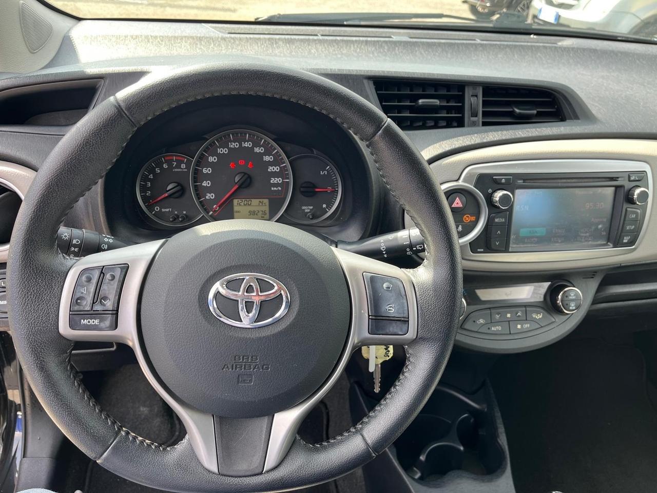 Toyota yaris 5P-1.0 benz-98000km-Full-2012