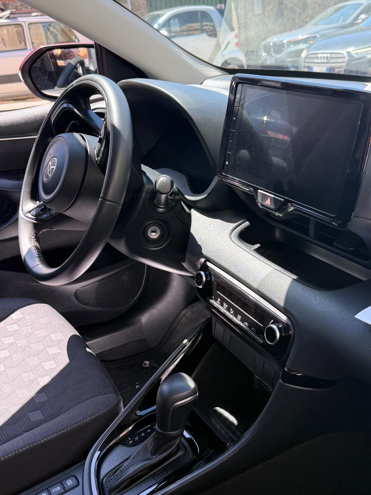 Toyota Yaris 1.5 Hybrid 5 porte red 2025