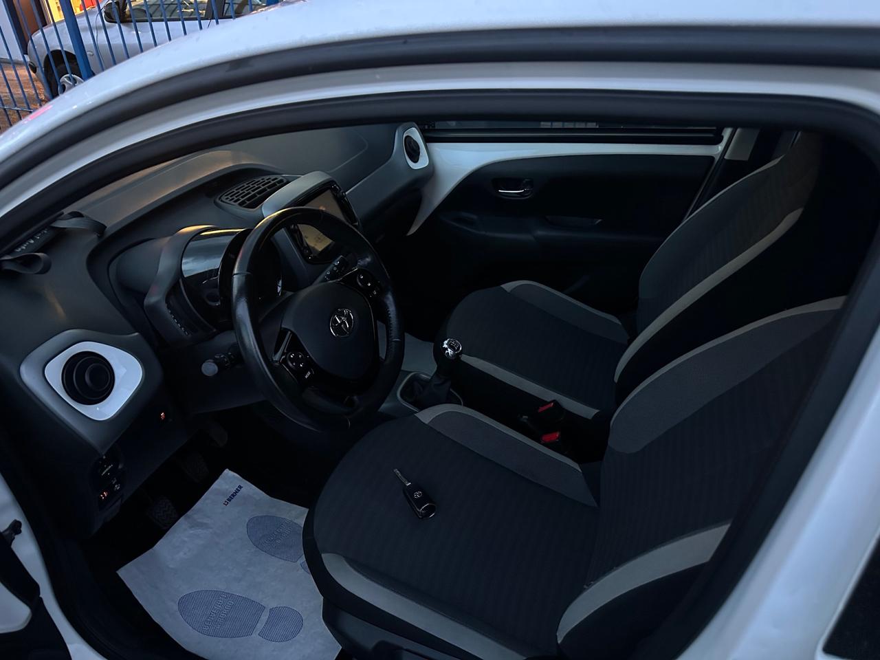 Toyota Aygo Connect 1.0 VVT-i 72 CV 5 porte x-cool