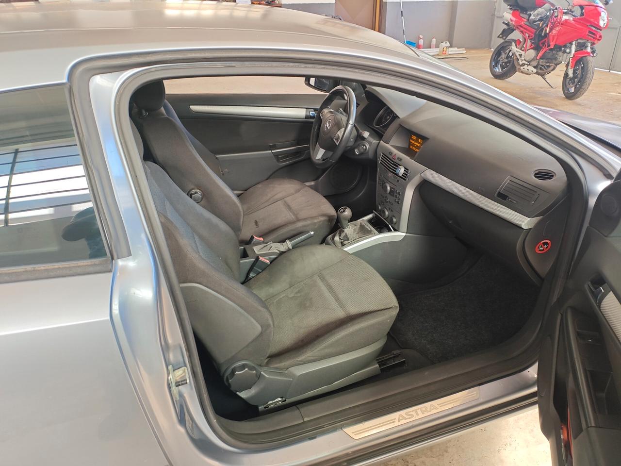 Opel Astra GTC 1.9 CDTI 120CV 3 porte Sport