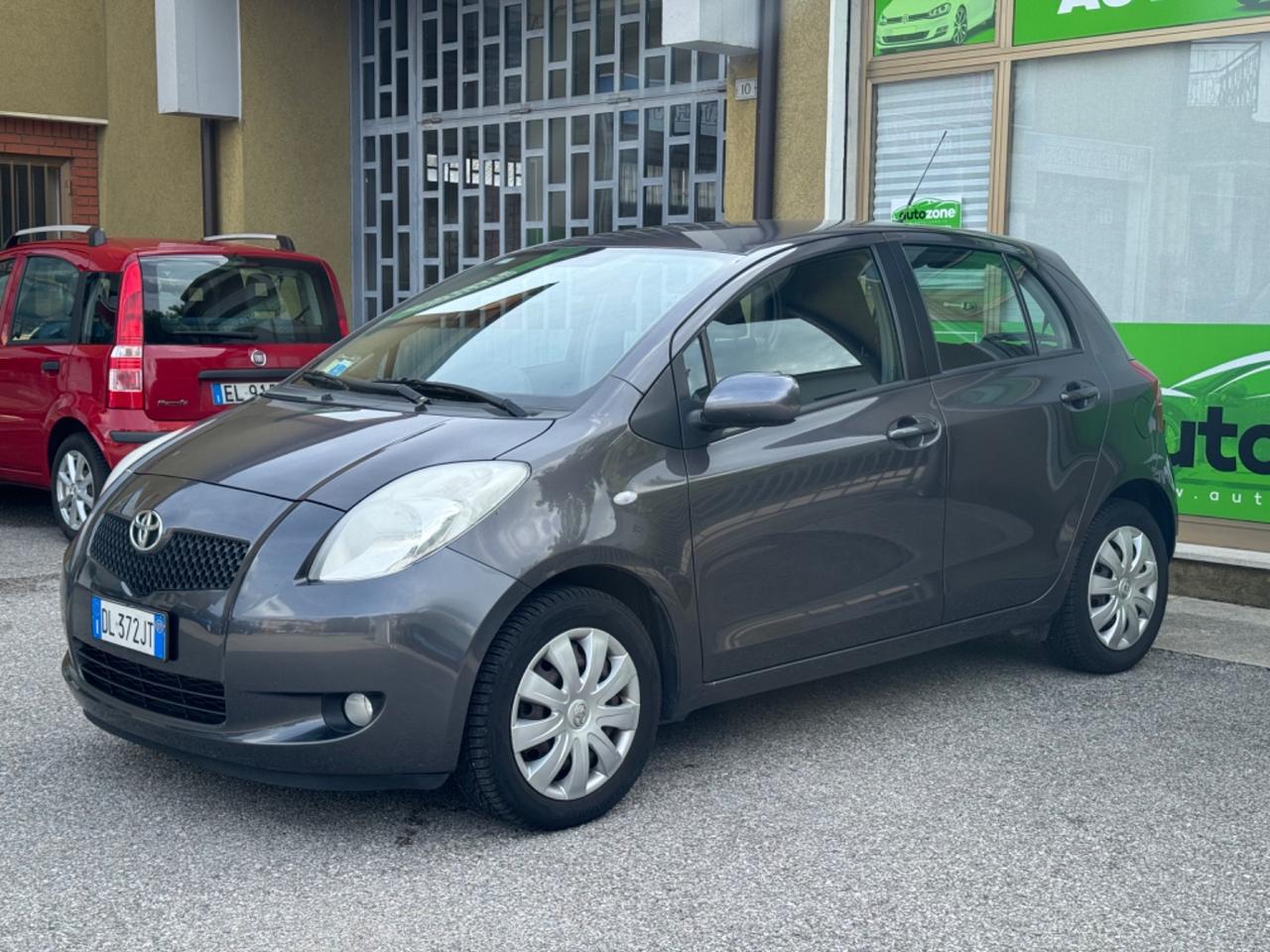 Toyota Yaris 1.3 5 porte 110.000 km NEONATENTATI