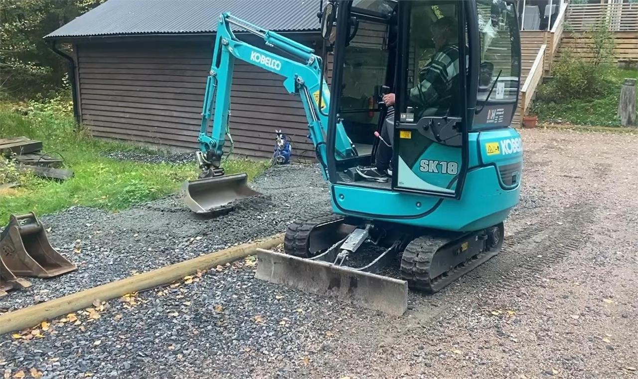 Kobelco  SK18,