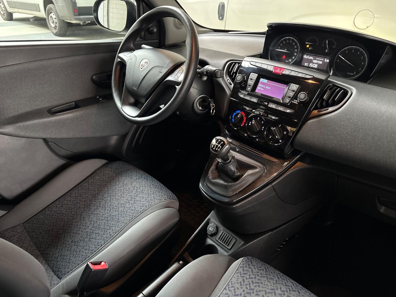 Lancia Ypsilon 1.0 FireFly 5 porte S&S Hybrid Ecochic Silver posti
