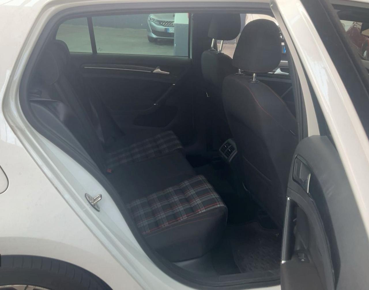 Volkswagen Golf GTI Performance 2.0 TSI DSG