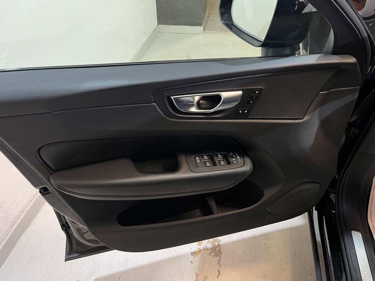 Volvo XC60 B4 (d) AWD automatico Ultimate Dark