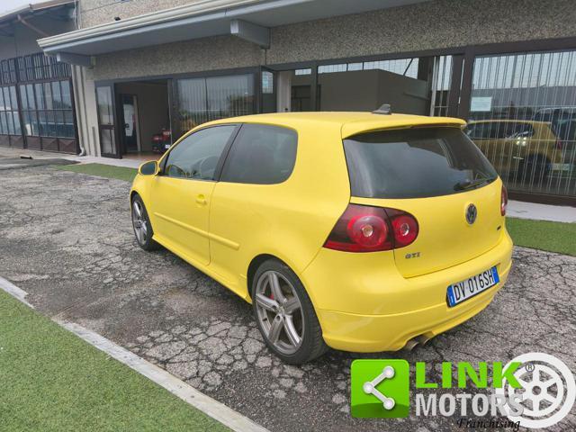 VOLKSWAGEN Golf GTI PIRELLI