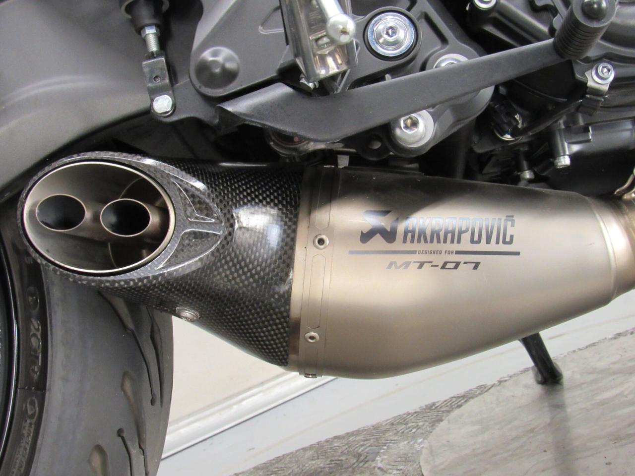 Yamaha MT-07 ABS 35 KW PATENTE A2 AKRAPOVIC