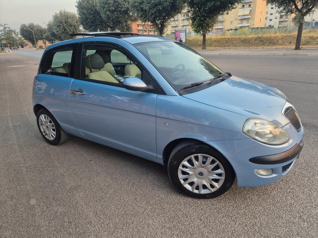 Lancia Ypsilon 1.3 MJT 69 CV Platino tetto apribileeeee