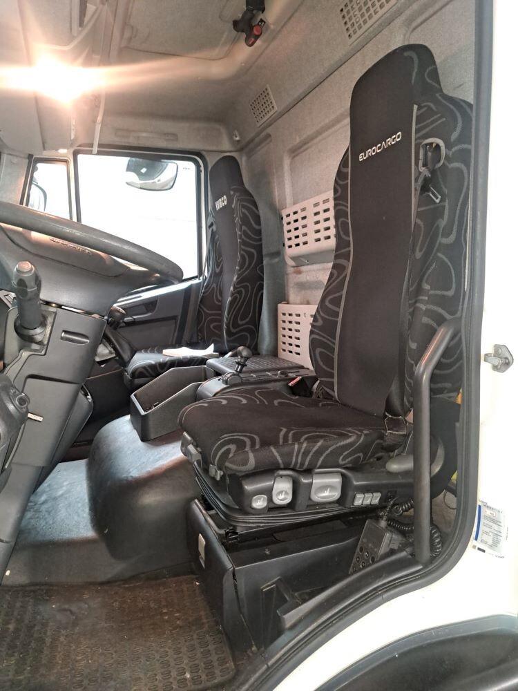 Carro attrezzi Eurocargo 120 con braccio gru centrale a scomparsa