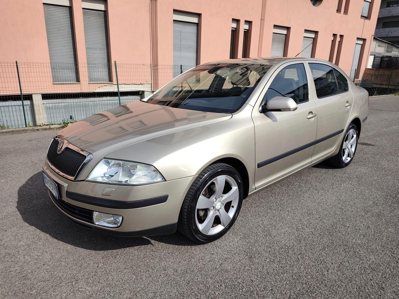 Skoda Octavia 1.6 Benz berlina Elegance