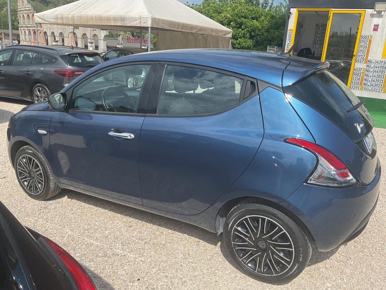 Lancia Ypsilon 1.0 FireFly 5 porte S&S Hybrid Ecochic Silver